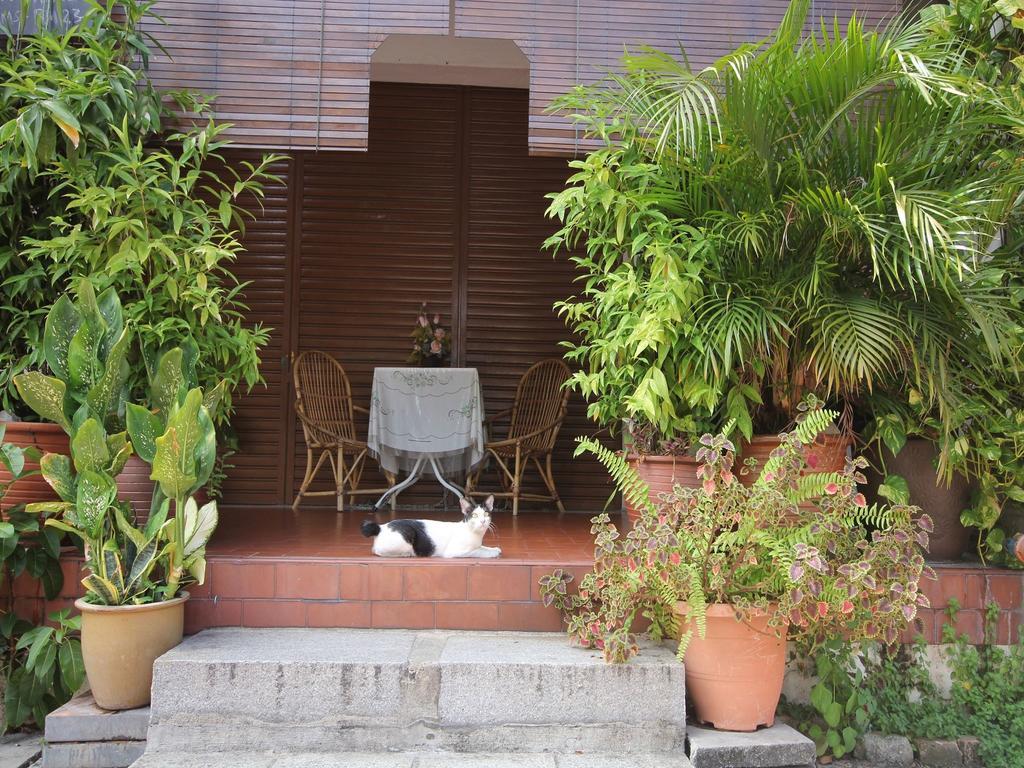 Cocoa Mews Cafe And Homestay George Town Exterior foto